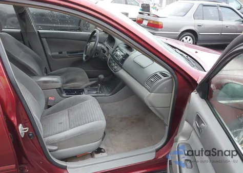 2005 Toyota Camry Le V6 z USA, uszkodzony, nr VIN 4T1BF32K35U103688